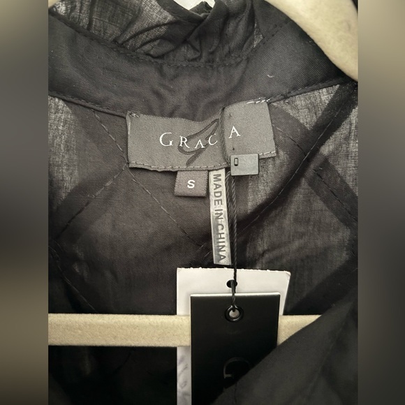 💕 🆕 NWT Gracia Black Ruffle Neck Blouse - Picture 8 of 14